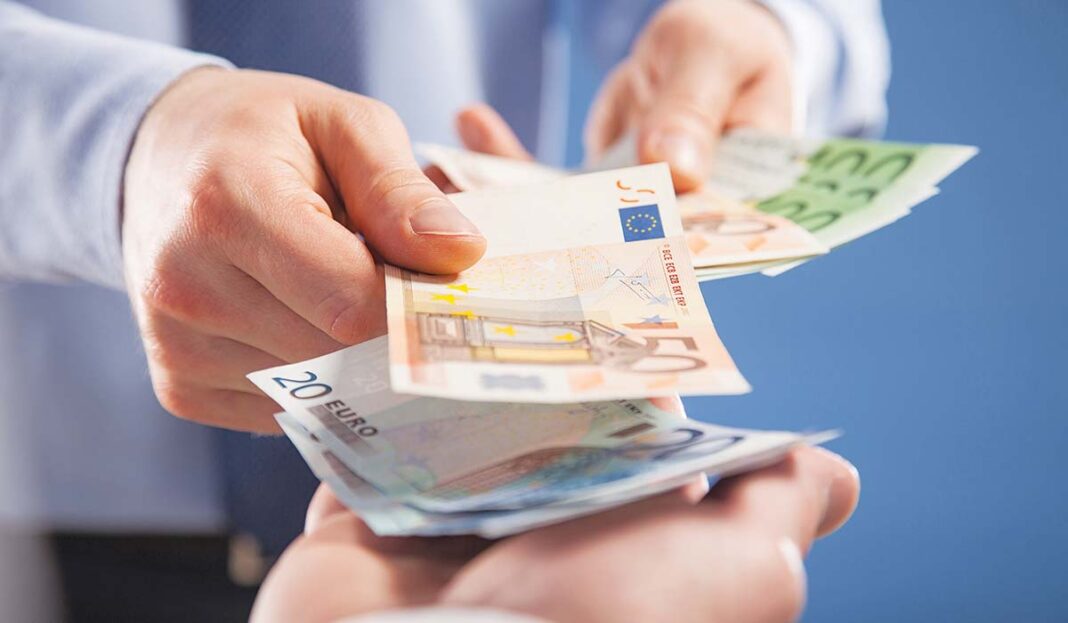 Μάνα και γιος το... έπαιζαν ασφαλιστικοί υπάλληλοι και εξαπατούσαν καταστηματάρχες
