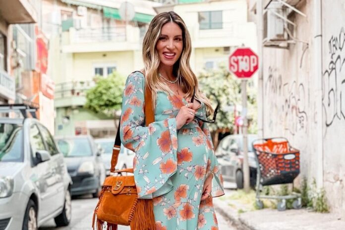 Η Αθηνά Οικονομάκου ποζάρει με μπικίνι λίγο πριν γεννήσει (φωτο)