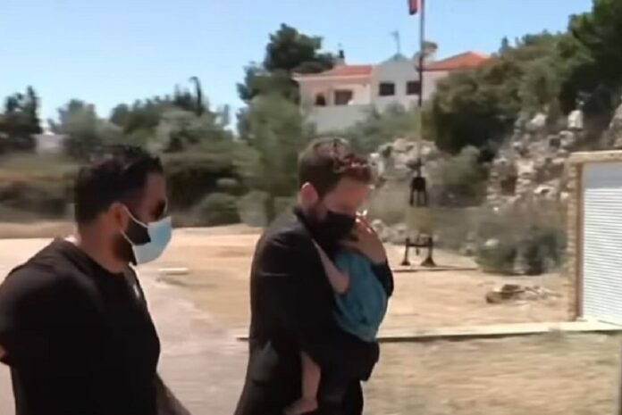 Δολοφονία στα Γλυκά Νερά: «Ράγισαν καρδιές» στην κηδεία της 20χρονης Καρολάϊν (video)