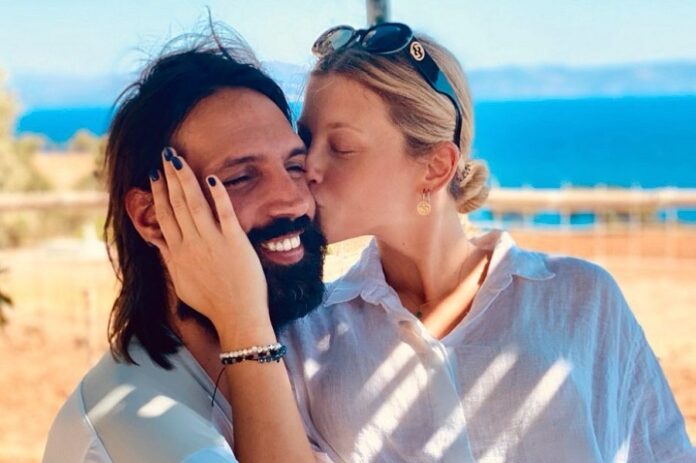 Έγινε μαμά η Κωνσταντίνα Κομμάτα: Οι φωτό με την κόρη της στο μαιευτήριο