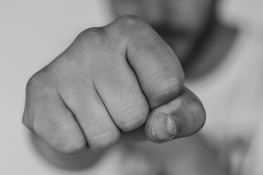 Αστυνομικός βασάνισε 23χρονο που «έβαλε στο μάτι» τη σύντροφό του - Τον άφησε γυμνό στην ερημιά