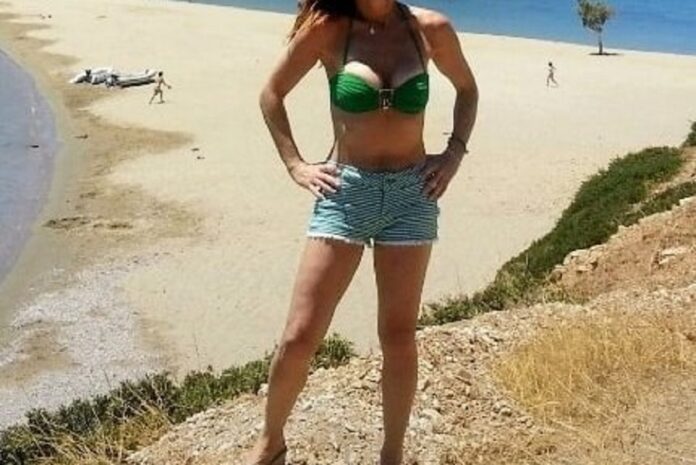 Ελληνίδα παρουσιάστρια ποζάρει με μαγιό στα 50 plus και αναστατώνει