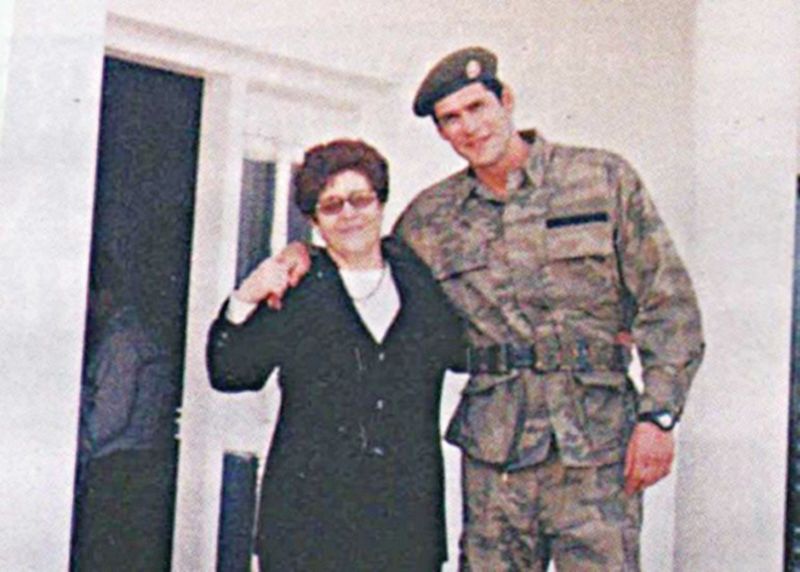Με τη μητέρα του την εποχή που υπηρέτησε τη μαμά πατρίδα