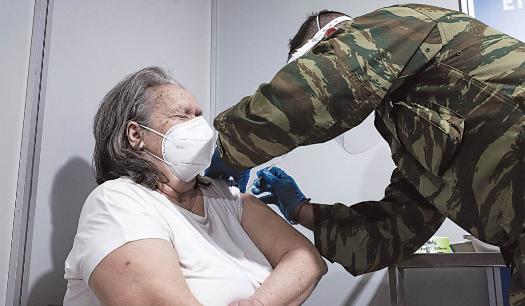 Δεν θα υπάρξει αλλαγή στα όρια ηλικίας για τη χορήγηση του εμβολίου της AstraZeneca