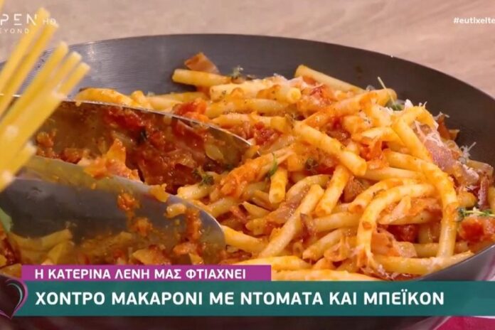 Χοντρό μακαρόνι με ντομάτα και μπέικον από την Κατερίνα Λένη