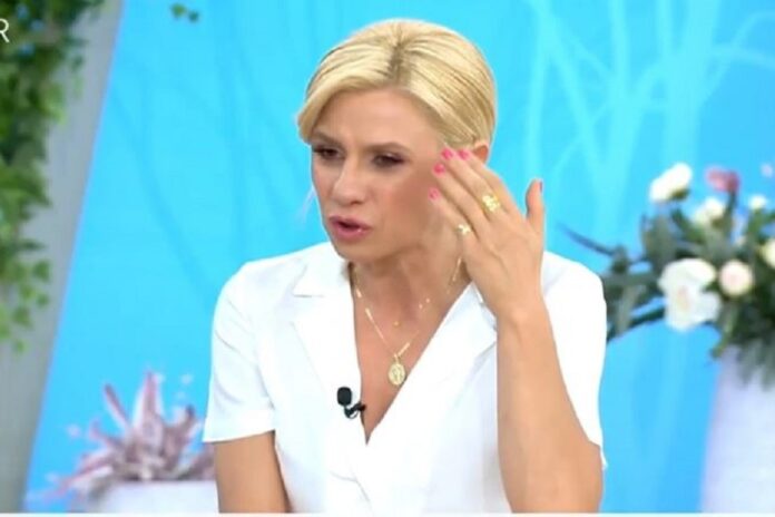 Ξέσπασε on air η Κατερίνα Καραβάτου: «Δεν σας νοιάζει αυτό. Δεν σκέφτεστε τίποτα;»