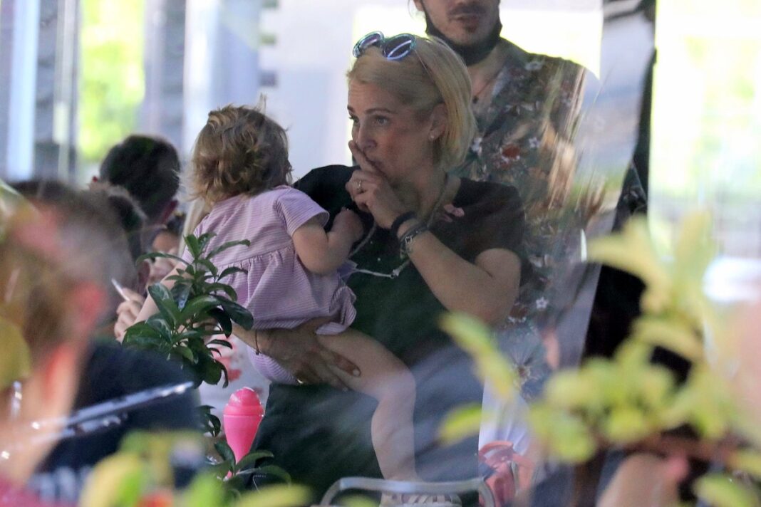Τζένη Μπότση: Βόλτα στη Γλυφάδα με την κορούλα της (φωτο)