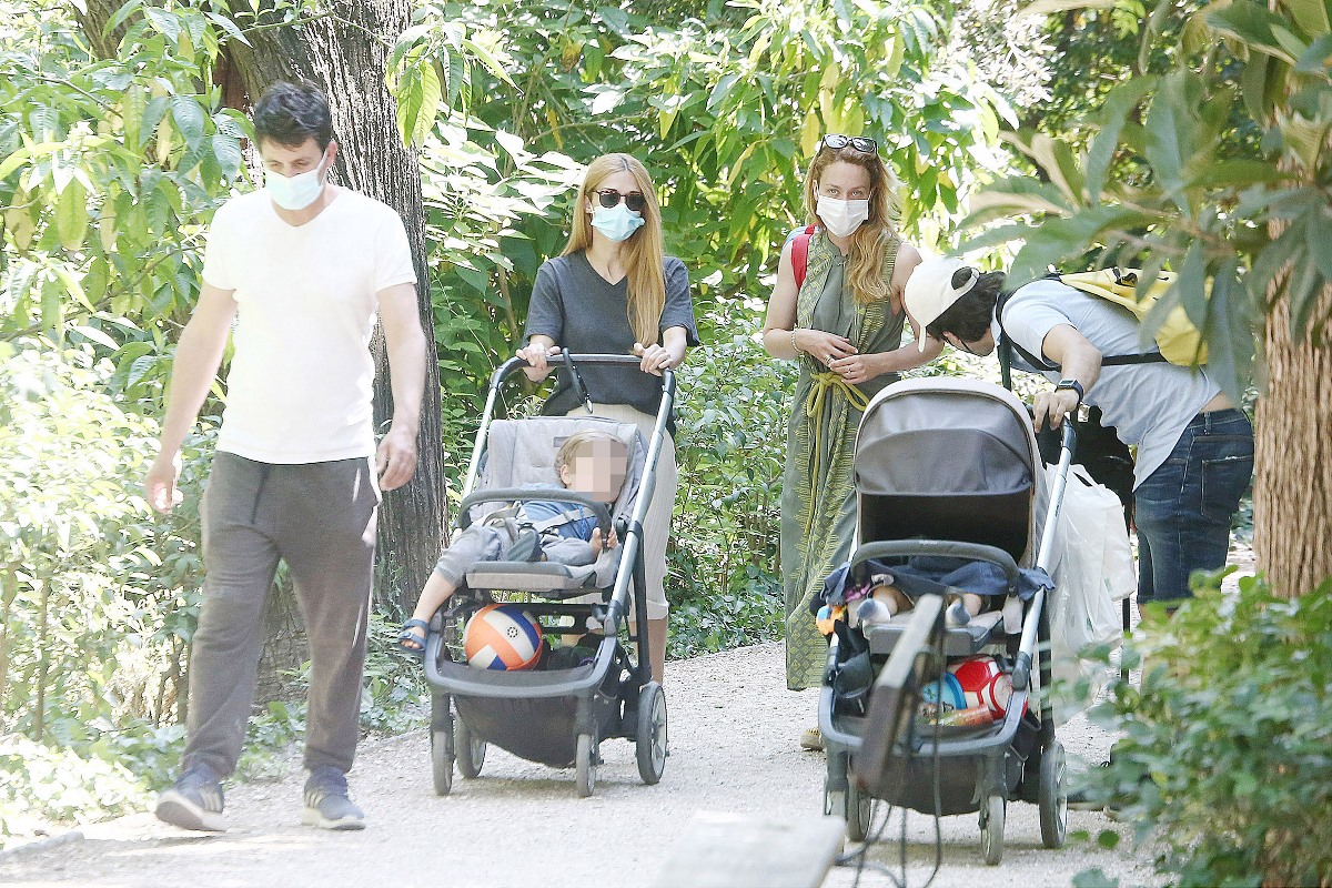 Παπαληγούρα – Παππά: Βόλτα με τις οικογένειές τους στον Εθνικό Κήπο (φωτο)