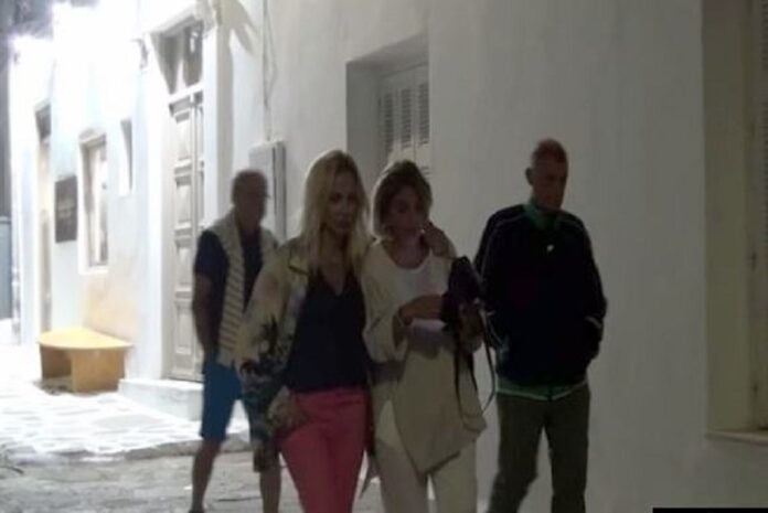 Η Άννα Βίσση νυχτοπερπάτησε στη Μύκονο αγκαλιά με την αδελφή της (video)