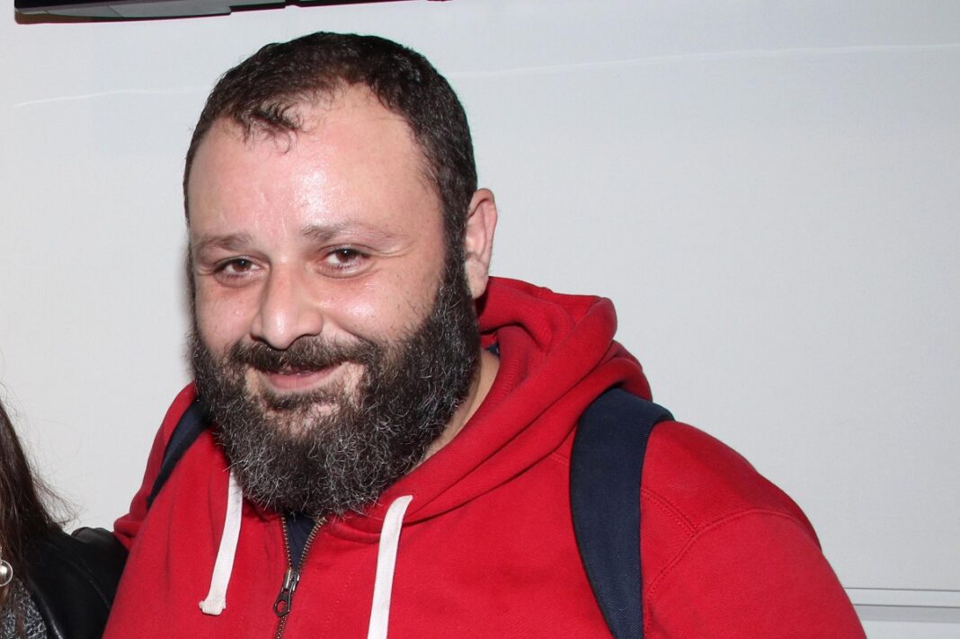 Σωκράτης Πατσίκας: Καταστηματάρχης στην Ύδρα ο Μπίλι της σειράς «Singles» (video)