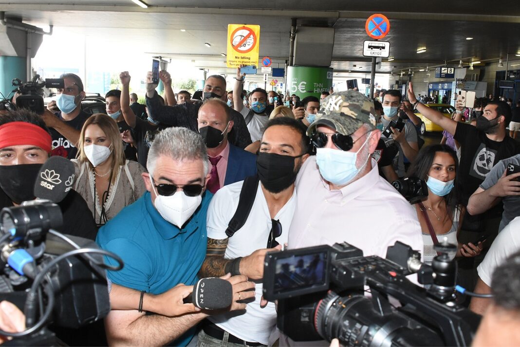 «Survivor»: Λαοθάλασσα στο «Ελ. Βενιζέλος» για την άφιξη του Τριαντάφυλλου (φωτο)