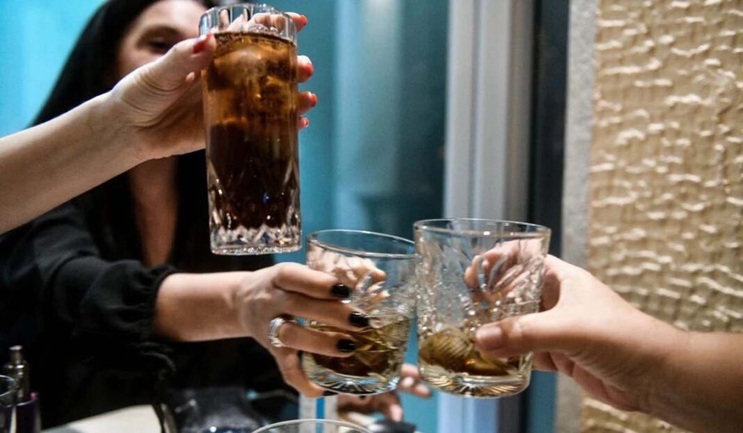 Αλαλούμ με τον διαχωρισμό χώρων διασκέδασης για εμβολιασμένους και μη
