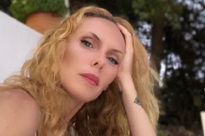 Η Εβελίνα Παπούλια ποζάρει στα 50 της με μπικίνι