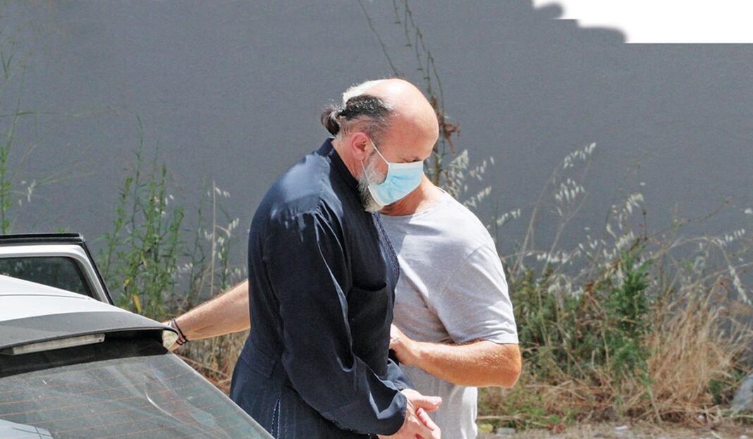 Προφυλακιστέος ο παπάς από το Αγρίνιο - Υπέρ του η μητέρα των κοριτσιών που λένε ότι τα βίασε