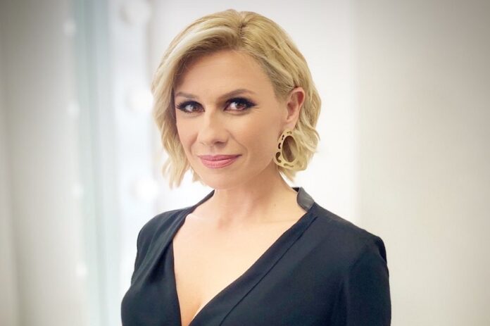 Ξέσπασε η Κατερίνα Καραβάτου on air: «Ξαφνικά, ακούς ότι κάποιος άλλος θα σου πάρει τη δουλειά» (video)