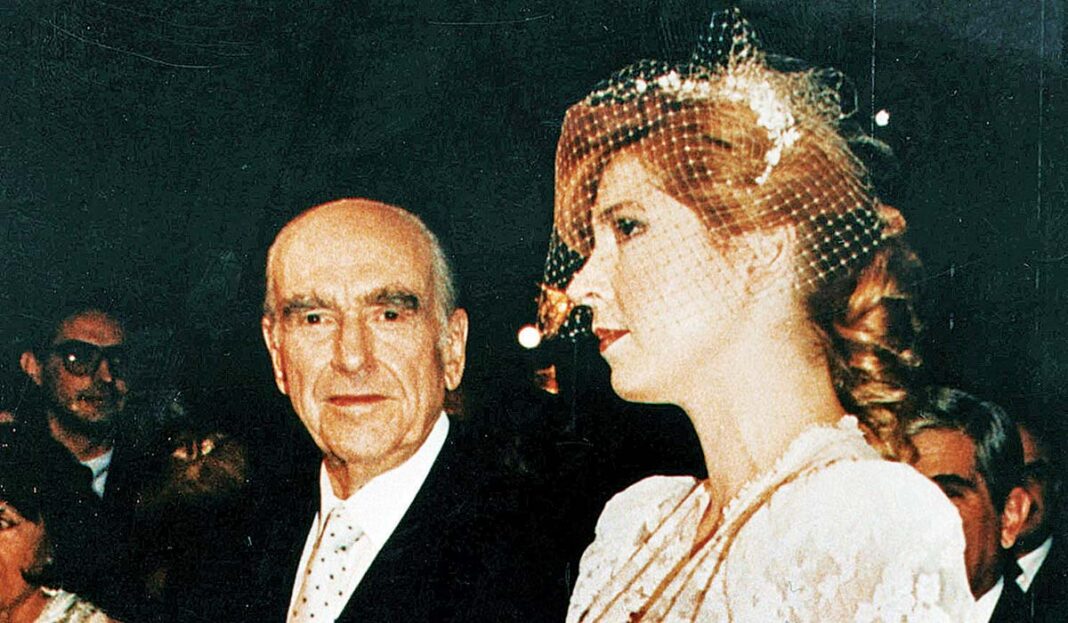 Το ΠΑΣΟΚ είναι εδώ με τιμή 10.000 €- Στο σφυρί μπομπονιέρα από τον γάμο του Ανδρέα με τη Μιμή