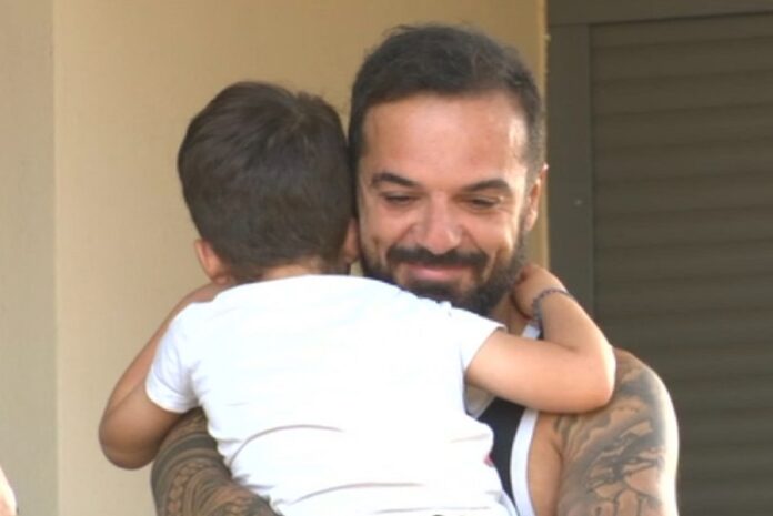 «Survivor»: Με καπνογόνα περίμεναν τον Τριαντάφυλλο έξω από το σπίτι του – Η αγκαλιά με τον γιο του (video)