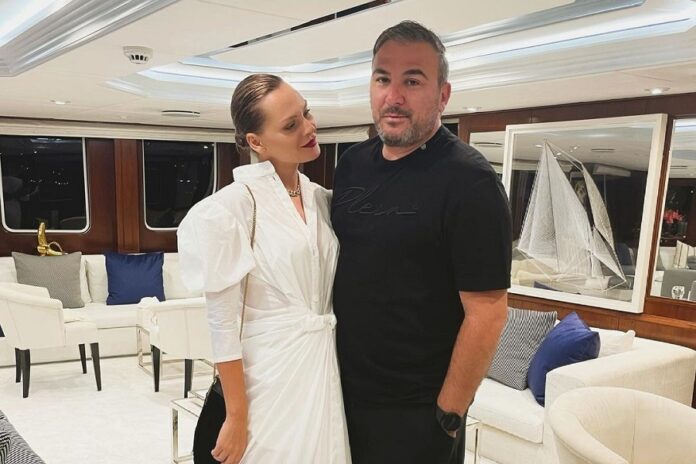 Η Υβόννη Μπόσνιακ πόζαρε αγκαλιά με την κόρη της φορώντας ασορτί μαγιό