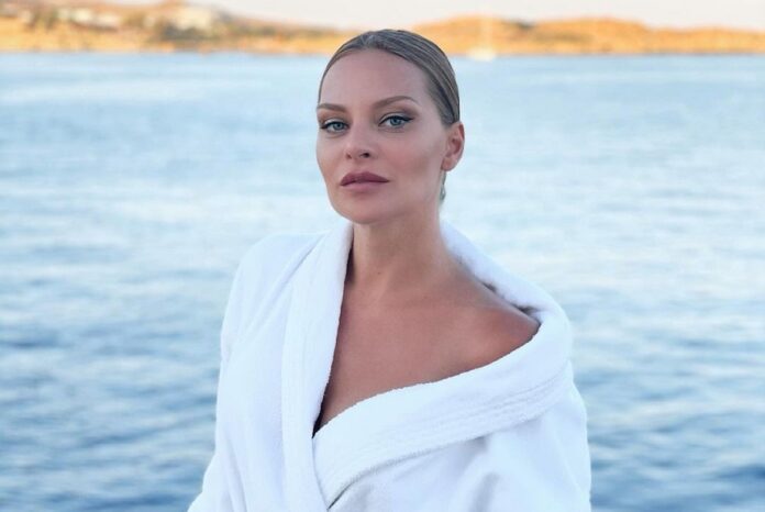 Η Υβόννη Μπόσνιακ ανέβασε τη θερμοκρασία στα ύψη ποζάροντας με αποκαλυπτικό μαγιό (φωτο)