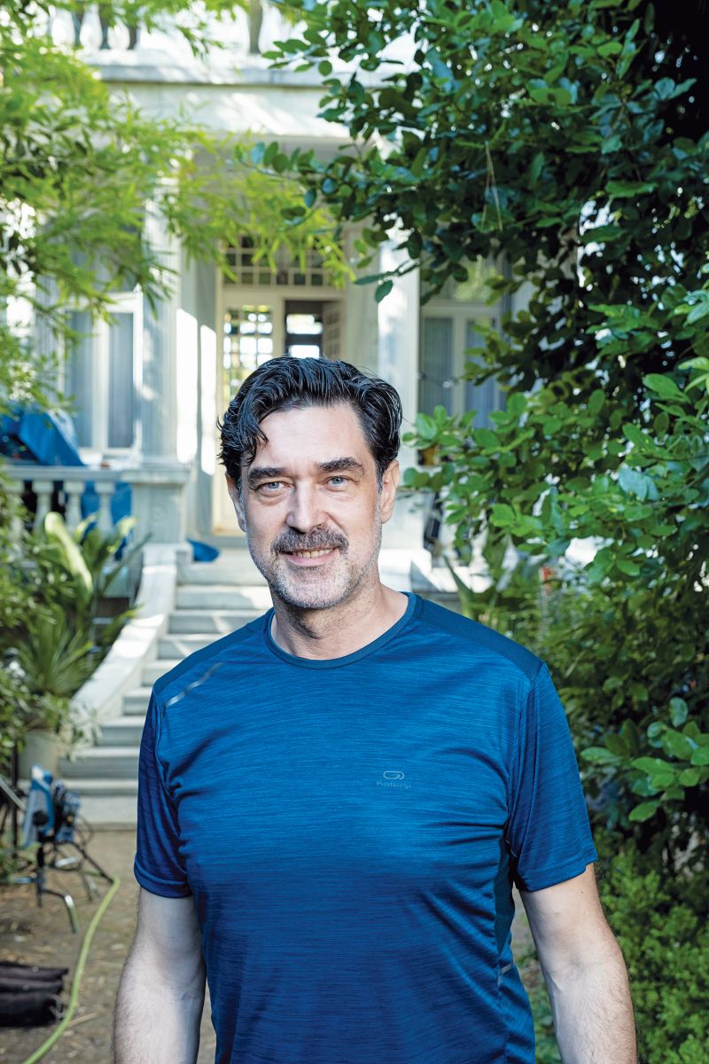 Ο Τούρκος ηθοποιός Μουράκ Χακί στο σπίτι του Οδυσσέα Ελύτη στην Μυτιλήνη όπου γίνονται τα γυρίσματα