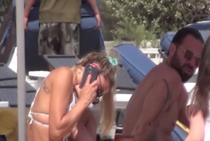 Ο Ηλίας Βρεττός σε παραλία της Μυκόνου με τη σύντροφό του (video)
