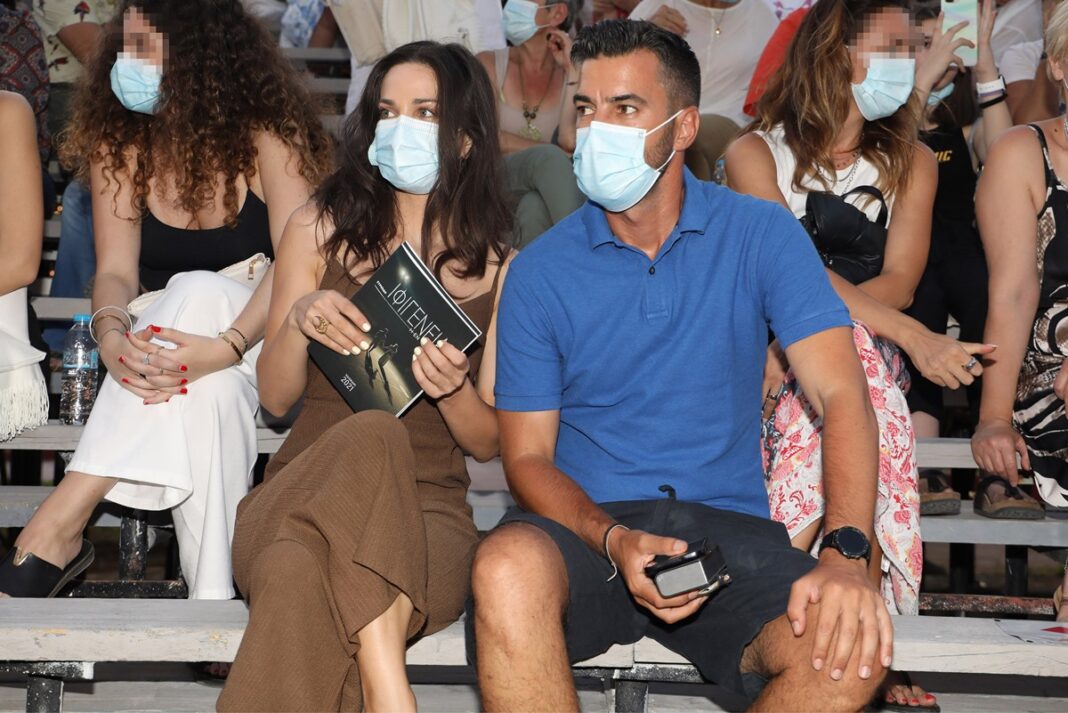 Κατερίνα Γερονικολού – Γιάννης Τσιμιτσέλης: Φόρεσαν τις μάσκες τους και πήγαν στο θέατρο (φωτο)