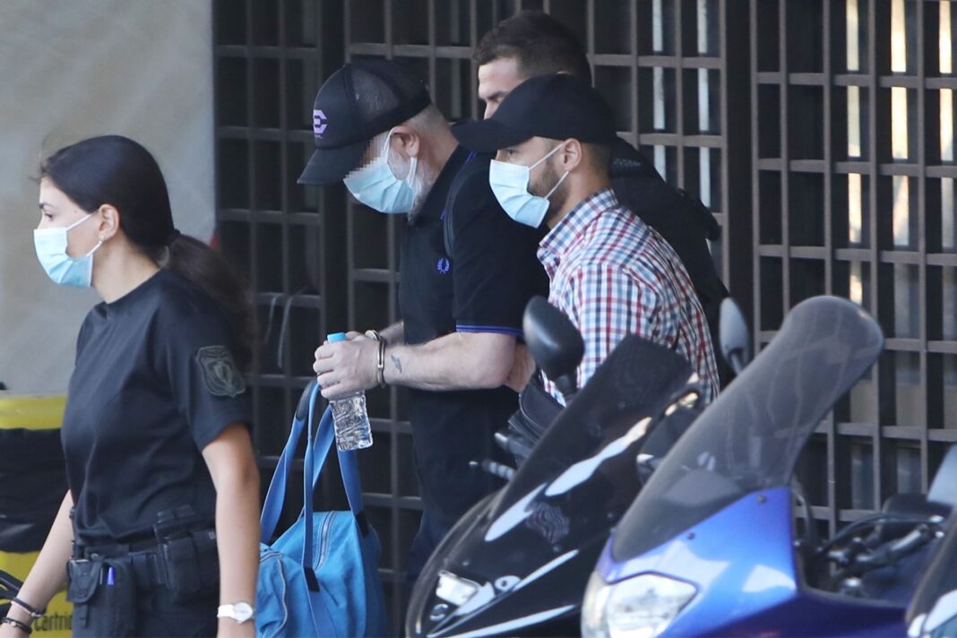 Ο Πέτρος Φιλιππίδης με χειροπέδες βγήκε από τη ΓΑΔΑ για να μεταφερθεί στις φυλακές Τριπόλεως
