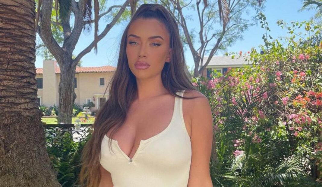 Stassie Baby: Η influencer είπε «καλημέρα» σε... άπταιστα ελληνικά με καυτό μπικίνι