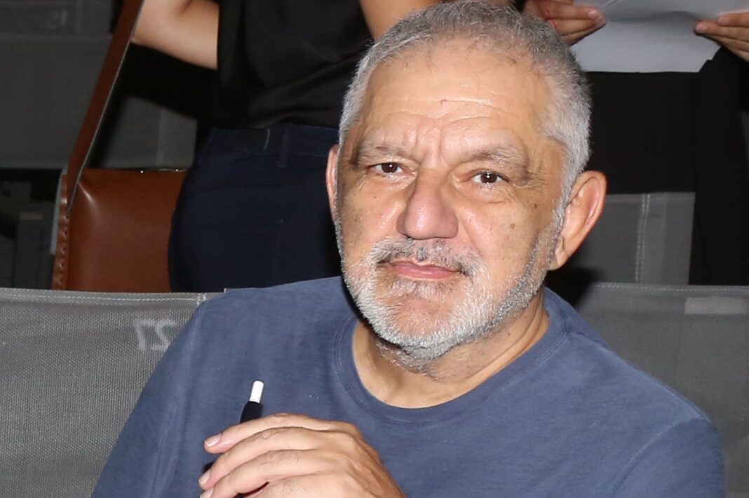 Ο Νίκος Πορτοκάλογλου έγινε παππούς – Η φωτό αγκαλιά με την εγγονή του