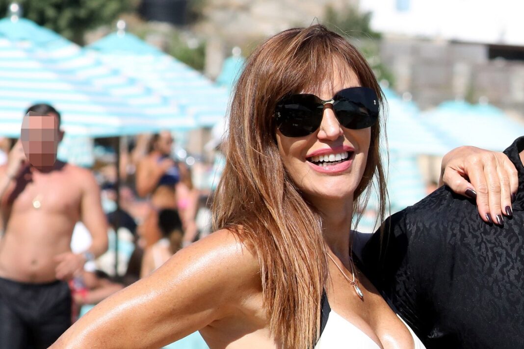 Η Βίκυ Χατζηβασιλείου ποζάρει με μπικίνι πάνω σε σκάφος