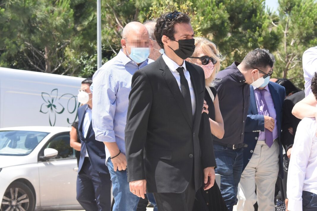 Συντετριμμένος ο Θάνος Τοκάκης στο τελευταίο αντίο στον αδελφό του