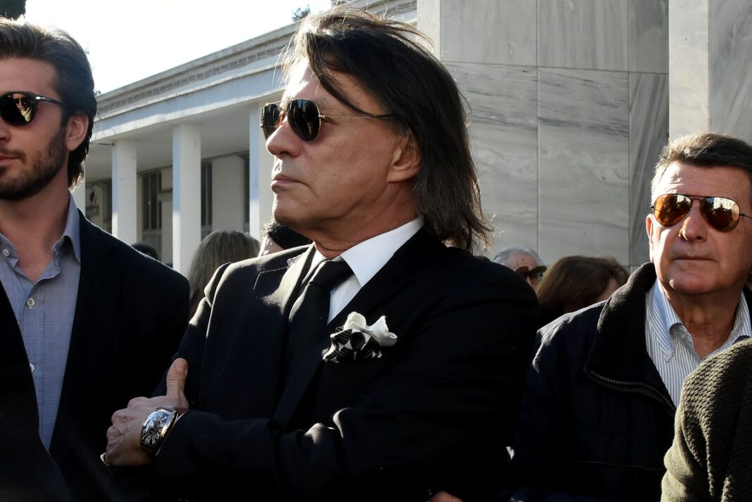 Ο Ηλίας Ψινάκης τήρησε την υπόσχεση που έδωσε στον Τόλη Βοσκόπουλο για τη κηδεία του