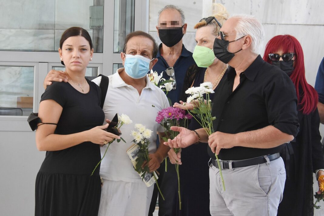 Γιώργος Μεσσάλας: Συντετριμμένη η σύζυγός του στο τελευταίο αντίο (φωτο)