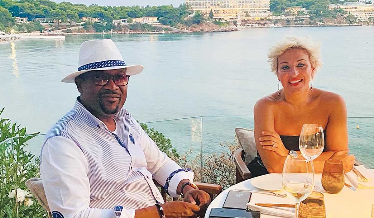Στενή παρέα της δικηγόρου Άννας Μαρίας Νταηλάκη με Αφρικανό γαλαζοαίματο asteras