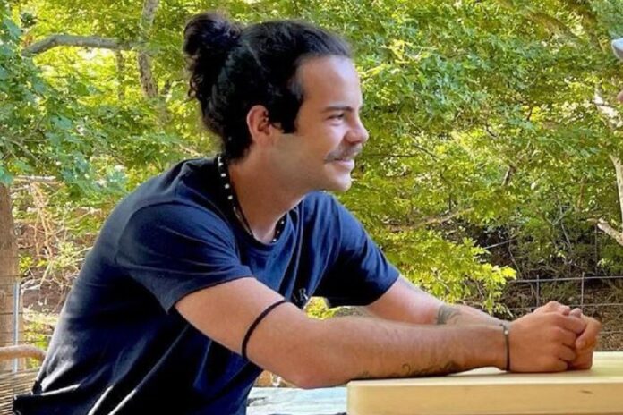 Ο Άγγελος Λάτσιος πόζαρε στην παραλία παρέα με την αδελφή του, Λάουρα (φωτο)
