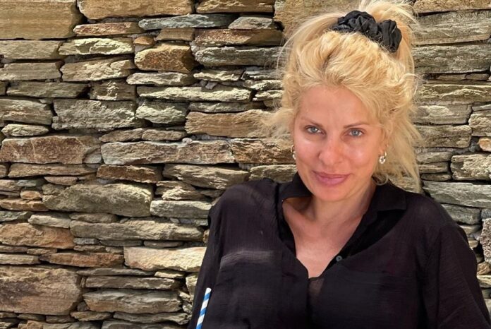 Η Ελένη Μενεγάκη ποζάρει με μπικίνι στα Άχλα και ανεβάζει τη θερμοκρασία στα ύψη