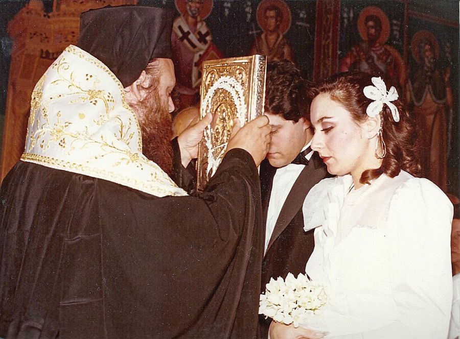 Κατερίνα Κόρου: Aπό τα έδρανα της Νομικής στο «ταξίδι» του δημοτικού τραγουδιού f6 στο γάμο της με ιερέα τον αρχιεπίσκοπο σήμερα Ιερώνυμο