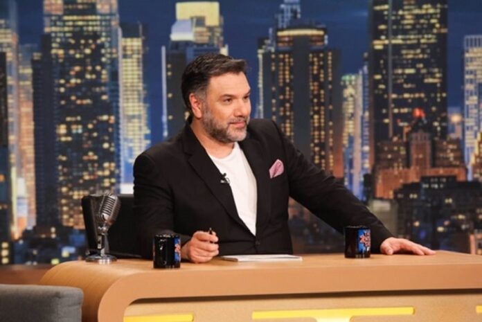 Το λίφτινγκ του Γρηγόρη Αρναούτογλου στο «The 2night Show»