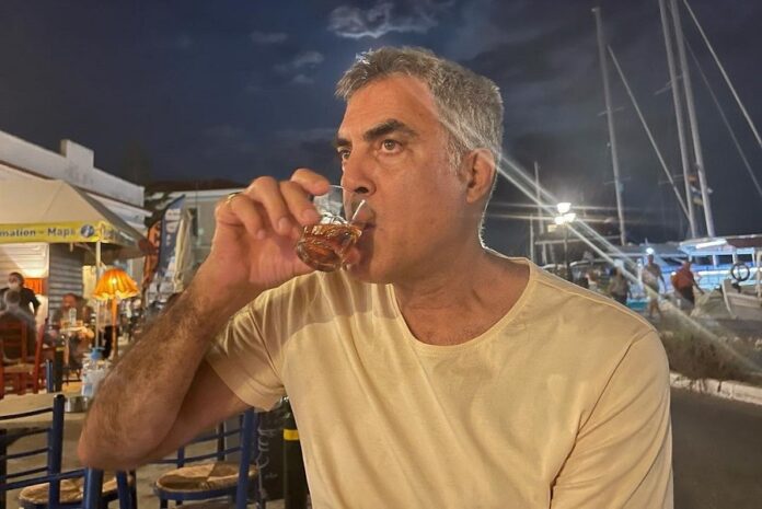 Κι όμως δεν είναι ο Τζορτζ Κλούνεϊ στην Αίγινα αλλά ο σύζυγος γνωστής ηθοποιού