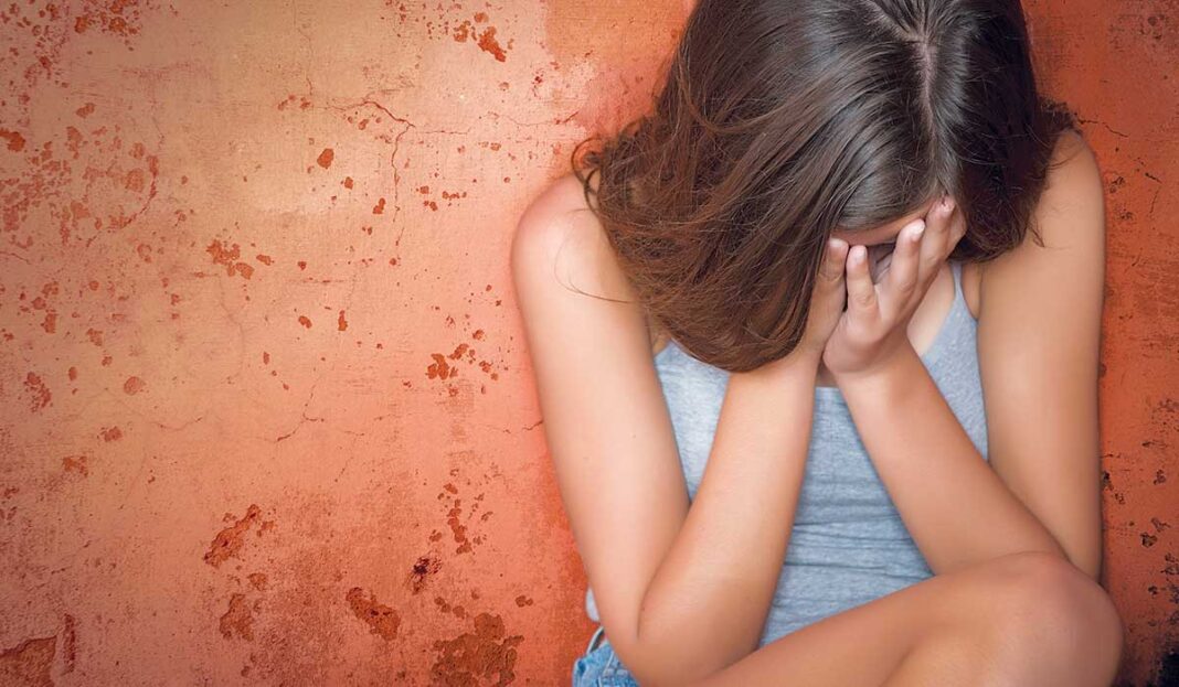 Σοκ στη Θεσσαλονίκη - Μητέρα βίαζε το 15χρονο κοριτσάκι της από τα 12 της χρόνια