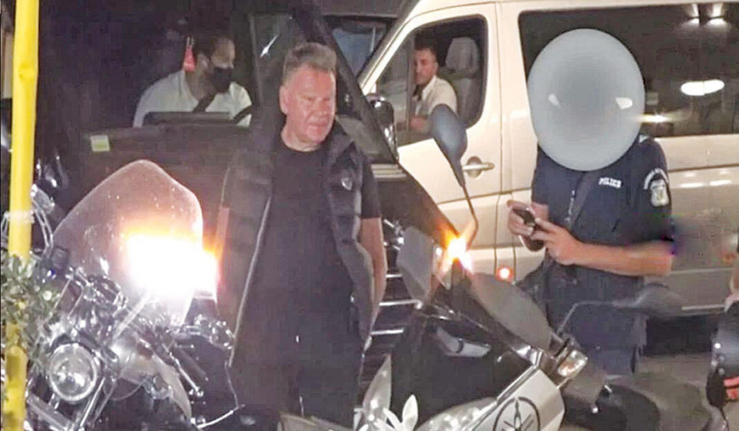 Παραβάτης ο «easy rider» Κούγιας - Οδηγούσε ανασφάλιστη μηχανή στη Μύκονο (video)
