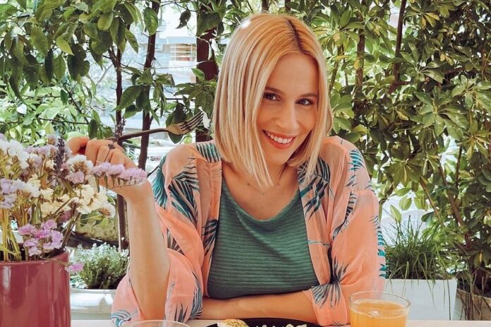 Η Νάντια Μπουλέ ποζάρει στη κουζίνα της παρέα με τη νεογέννητη κορούλα της