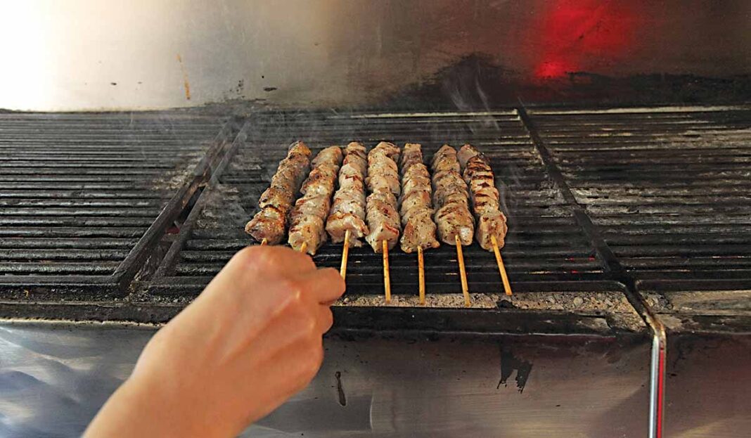 Ξύλο στον Βόλο για ένα σουβλάκι