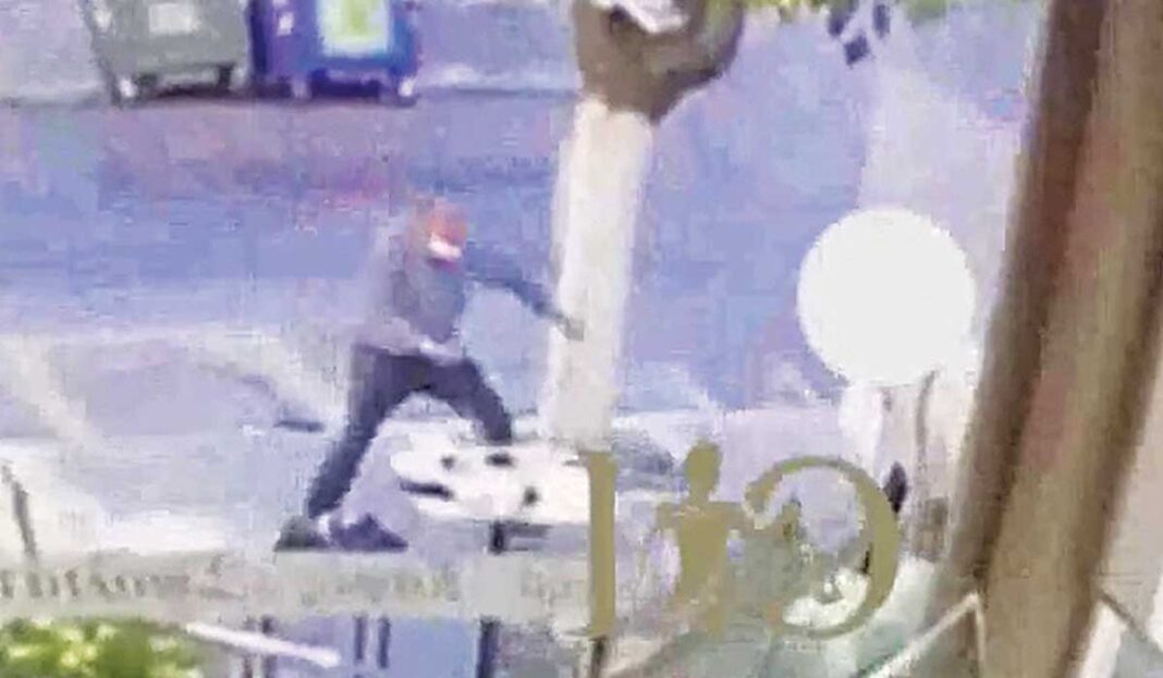 Ψυχώ στου Ζωγράφου- 54χρονος μαχαίρωνε όποιον έβρισκε στον δρόμο του (video)