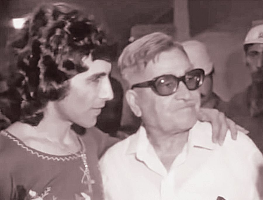 τον πατέρα του Χαράλαμπο όταν ήρθε να τον υποδεχτεί στο αεροδρόμιο επιστρέφοντας από μια θριαμβευτική περιοδεία στην Αμερική το 1972