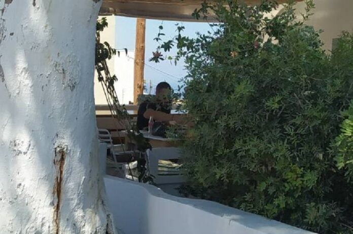 Αποκλειστικό: «Τσακώσαμε» τον Στέφανο Μιχαήλ να τρώει στη Σαντορίνη με το αμόρε του