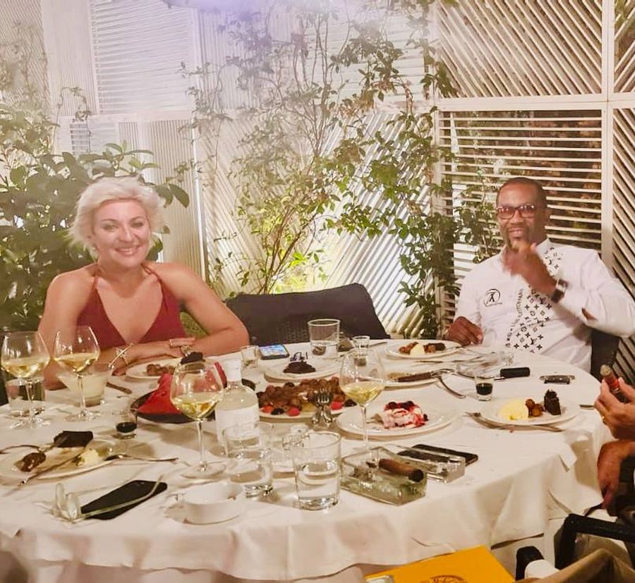 Στενή παρέα της δικηγόρου Άννας Μαρίας Νταηλάκη με Αφρικανό γαλαζοαίματο γνωστο εσταιτορια στην Εκαλη