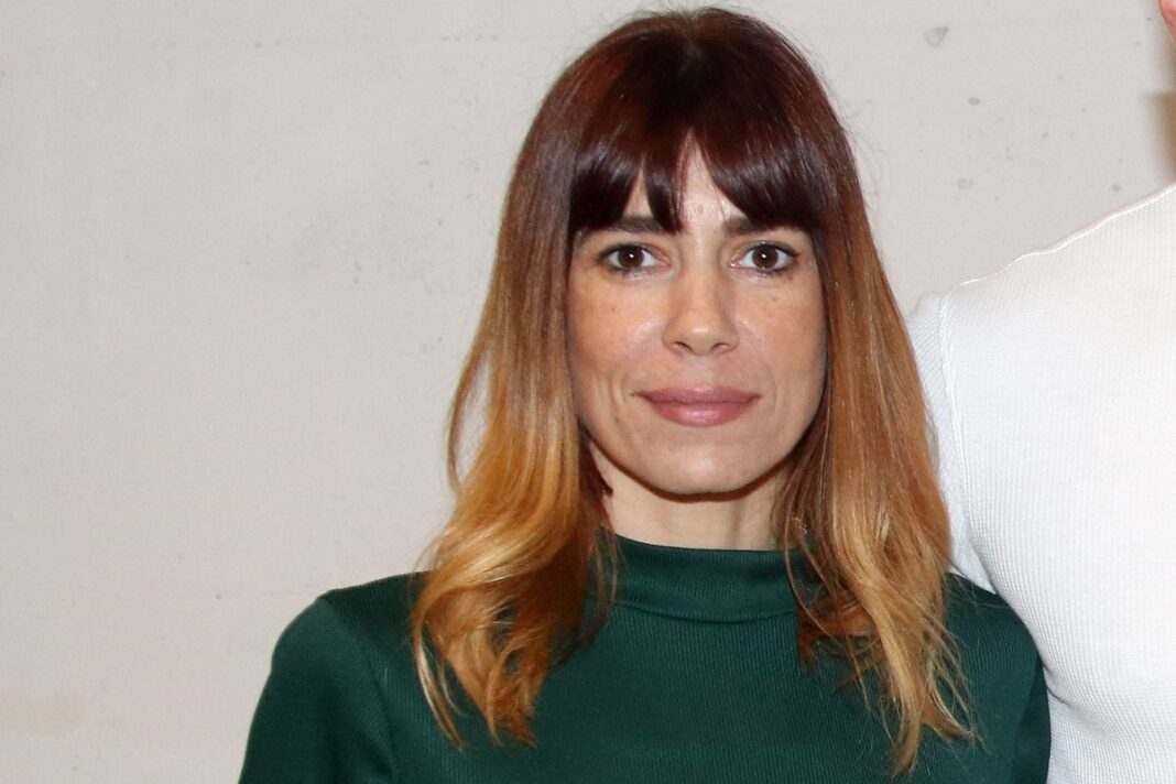 Η Μυρτώ Αλικάκη ποζάρει με μπικίνι στα 47 της σε παραλία της Κρήτης