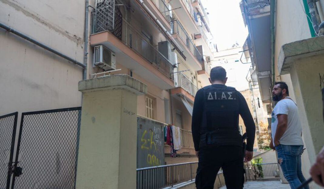 «Σε παρακαλώ, μη με σκοτώσεις»: Η κραυγή της 56χρονης προτού τη σφάξει ο σύντροφός της στη Θεσσαλονίκη