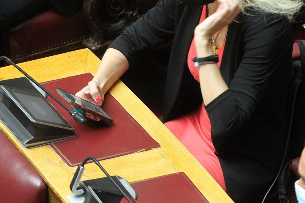 Ποια βουλευτής εθεάθη με ιδιαίτερα σικάτο φόρεμα στο Κοινοβούλιο;
